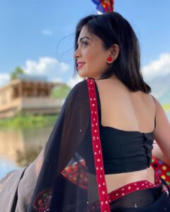 Ruchira Jadhav Instagram - नूर-ए-कश्मीर 🖤 हूर-ए-कश्मीर

#RuchiraJadhav