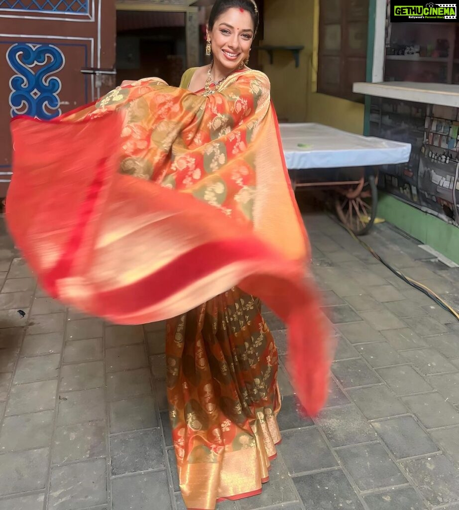 Rupali Ganguly Instagram - I just love Sarees ❤️ #favorite #sareelove #anupamaa #rupaliganguly #jaimatadi #jaimahakal @ashleshasavant @nishisaxenaa ❤️❤️ Styled by @thedotdiary @dottstylle Saree by @glamwiz