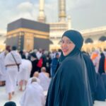 Sahar Afsha Instagram - Badal jati hai kismat dua se 🤲 kyu mayoos Hota hai khuda se 😇 never give up !! Ask Allah swt , Dont miss your salah … Allah wil bless you with everything u deserve & which is better for you..🥰 jumma ke Mubarak din khub dua karein aur mujhe bhi yaad rakhe 🥰 Mecca, Saudi Arabia
