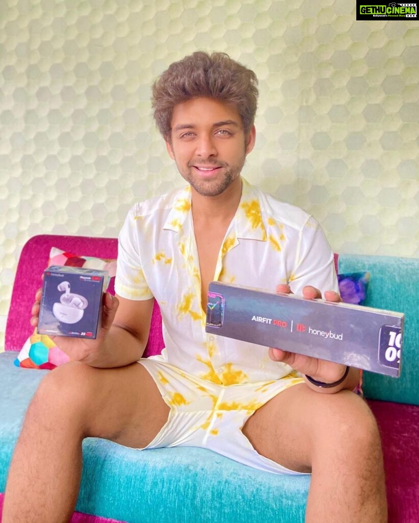 Samarth Jurel Instagram - Bring Fashion & Technology to Your Lifestyle ⌚🎶🎵 Connect to the world of StyleTech and experience ultimate convenience with awesome products by @honeybud.official Rock with #honeybud✨ Add to the aesthetics and make HONEYBUD your style statement. Experience with Products by Honeybud is the Best ✨ Now, you can also get your hands & ears on them. 👇🏻 All you have to do is follow @honeybud.official and participate in their massive 100 smartwatches and earbuds giveaway contest.💥💥 You can also use my code Samarth 15 to get additional 15% off on your purchase from www.honeybud.in (official website). So,What are you waiting for? Hurry up 😃 Start Your Honeybud Experience. My 'Honeybud' Smartwatch is my Honey.🤗 Which 'Honeybud' Product is Yours?? Special thanks @platformcreatorsentertainment #honeybud #reels #instagram #instagood #instareel #honeybudaudio #stylishinhoneybud #workoutwithhoneybud #playpods #instareels #fashion #design #foryou #brand #smartaudio