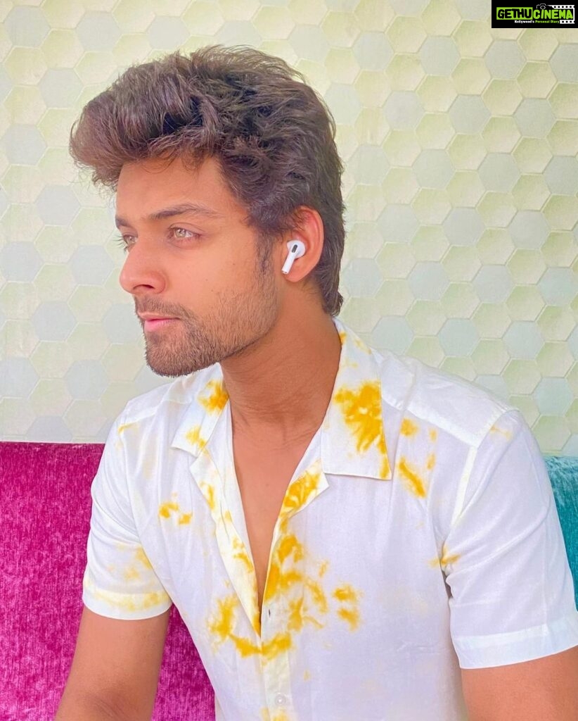 Samarth Jurel Instagram - Bring Fashion & Technology to Your Lifestyle ⌚🎶🎵 Connect to the world of StyleTech and experience ultimate convenience with awesome products by @honeybud.official Rock with #honeybud✨ Add to the aesthetics and make HONEYBUD your style statement. Experience with Products by Honeybud is the Best ✨ Now, you can also get your hands & ears on them. 👇🏻 All you have to do is follow @honeybud.official and participate in their massive 100 smartwatches and earbuds giveaway contest.💥💥 You can also use my code Samarth 15 to get additional 15% off on your purchase from www.honeybud.in (official website). So,What are you waiting for? Hurry up 😃 Start Your Honeybud Experience. My 'Honeybud' Smartwatch is my Honey.🤗 Which 'Honeybud' Product is Yours?? Special thanks @platformcreatorsentertainment #honeybud #reels #instagram #instagood #instareel #honeybudaudio #stylishinhoneybud #workoutwithhoneybud #playpods #instareels #fashion #design #foryou #brand #smartaudio