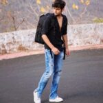 Samarth Jurel Instagram - Phool gir jaate hain jab Tum aati ho , andhi ho kya gamloo se kyu takrati ho. #samarthjurel#catchmeifyoucan