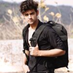 Samarth Jurel Instagram - Phool gir jaate hain jab Tum aati ho , andhi ho kya gamloo se kyu takrati ho. #samarthjurel#catchmeifyoucan