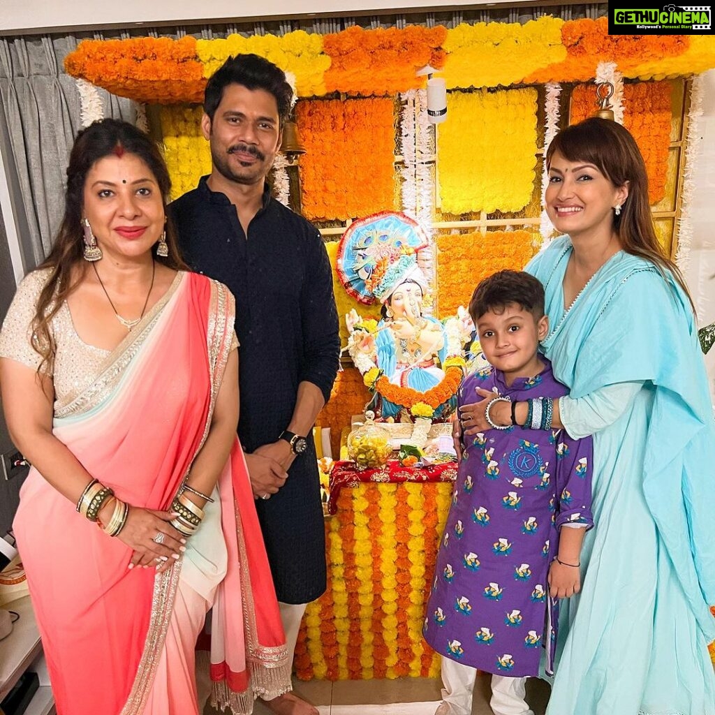 Sambhavna Seth Instagram - ♥ The first darshan this Ganesh Chathurthi was at the lovely couple’s home Sambhavna, Avinash and their 4 little babies! Simplicity and love is what I sum our visit as ♥ Have muted our funny conversation coz Vlog is coming soon…stay tuned!!