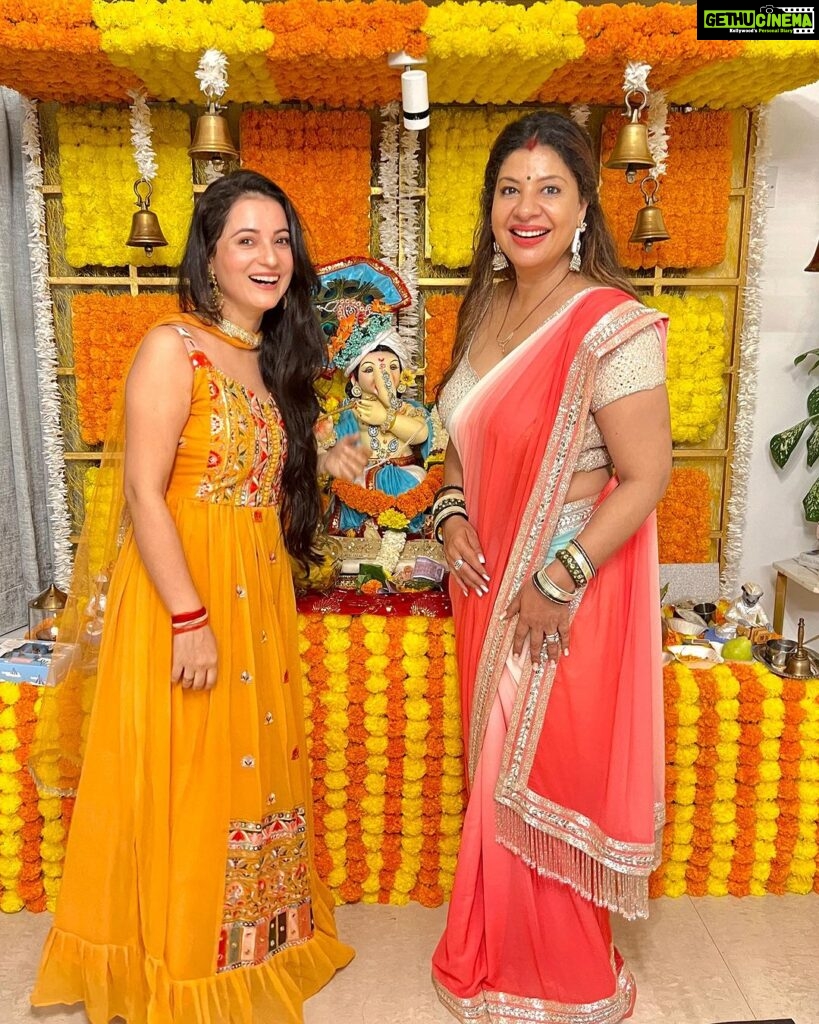 Sambhavna Seth Instagram - May The Lord Always Have His Benevolence And Watchful Eye On You. May All Your Blessing Be Multifold. Thank you @sambhavnasethofficial Di & @imavinashdwivedi Jiju For Inviting Me And Making My Ganesh Chaturthi So Special.🥰 Ganpati Bappa Morya ♥♥♥🙏 . . #day1 #ganpatibappamorya #ganeshchaturthi #maharashtra #mumbai #ganeshotsav #blessings #abundance #thankyougod🙏 Mumbai, Maharashtra