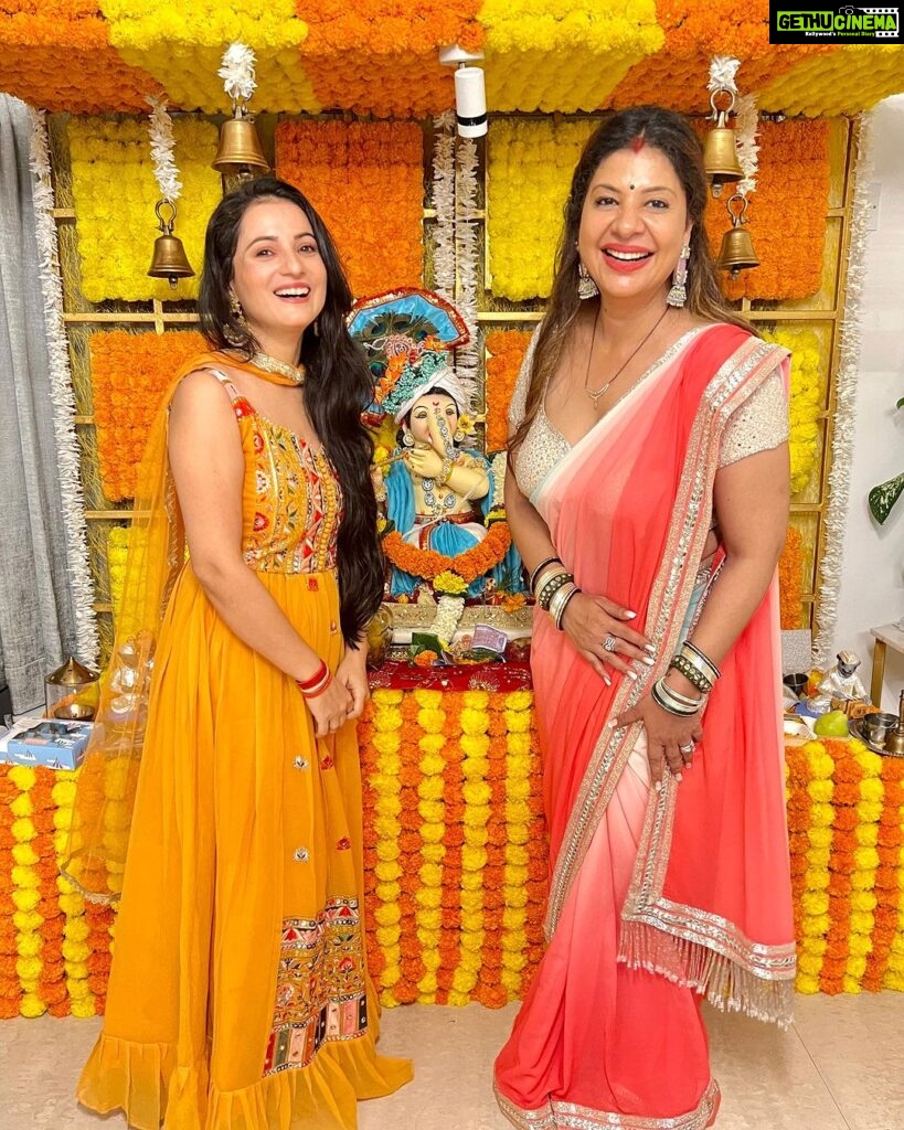 Sambhavna Seth Instagram - May The Lord Always Have His Benevolence And Watchful Eye On You. May All Your Blessing Be Multifold. Thank you @sambhavnasethofficial Di & @imavinashdwivedi Jiju For Inviting Me And Making My Ganesh Chaturthi So Special.🥰 Ganpati Bappa Morya ♥♥♥🙏 . . #day1 #ganpatibappamorya #ganeshchaturthi #maharashtra #mumbai #ganeshotsav #blessings #abundance #thankyougod🙏 Mumbai, Maharashtra