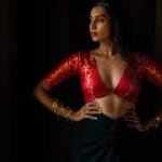 Sanchana Natarajan Instagram - மயிலே🦚 Photos & Videos shot by @anitakamaraj Creative direction, Styling & Video edit by @beingroofa Make up by @anupama.krishnamachari Hair by @hair_by_aiswaryaraj Outfit from @colorsandmirrors Jewellery from @the.olio.stories