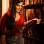 Sanchita Shetty Instagram - Books Lover ❤️ What’s your favourite book? Moment captured by : @aaronprince_photography #book #bookstagram #booklover #booklove #peace #joy #love #happy #hope #miracles #blessings #sanchita #sanchitashetty #spreadlovepositivity ❤️