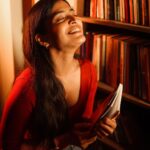 Sanchita Shetty Instagram - Books Lover ❤️ What’s your favourite book? Moment captured by : @aaronprince_photography #book #bookstagram #booklover #booklove #peace #joy #love #happy #hope #miracles #blessings #sanchita #sanchitashetty #spreadlovepositivity ❤️