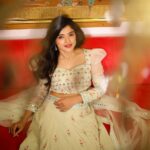 Sanchita Shetty Instagram - 🌷 Photography : @aaronprince_photography Makeup & hair style : @rifas_makeup Costume : @naziasyedofficial #saree #sareelove #sareefashion #sareelover #festive #festivevibes #deepavali #diwali #diwalivibes✨ #sanchita #sanchitashetty #spreadlovepositivity ❤️