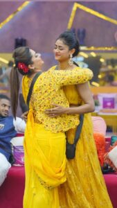 Sangeetha Sringeri Instagram - Big Boss camera be like: 
ಬಿಗ್ ಬಾಸ್ ನಾನು ನನ್ನ ಸಂಗೀತ ನೀನು 🌻
ನೀ ಎತ್ತಾಗೋದ್ರು ಅತ್ತ ಕಡೆ ತಿರುಗ್ತೀನ್ ನಾನು 🎥

She's a ray of sunshine on a cloudy day, all dressed in yellow 💛

Watch Big Boss streaming on @colorskannadaofficial and @officialjiocinema 

Outfit : @kannadi_fashion_offical 
Jewellery: @thespatika 

#BBK10 #SangeethaSringeri #HappyBigboss #CrushOfKarnataka #KicchanaChappale #ColorsKannada #JioCinemas #BigBossKannada #Trending