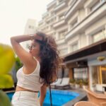 Sanjana Tiwari Instagram - Wearing white and getting food spilled never goes wrong! 🫵🏻 Thank you for having so much patience and clicking these @being_bravo 💃🏻