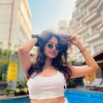 Sanjana Tiwari Instagram - Wearing white and getting food spilled never goes wrong! 🫵🏻 Thank you for having so much patience and clicking these @being_bravo 💃🏻