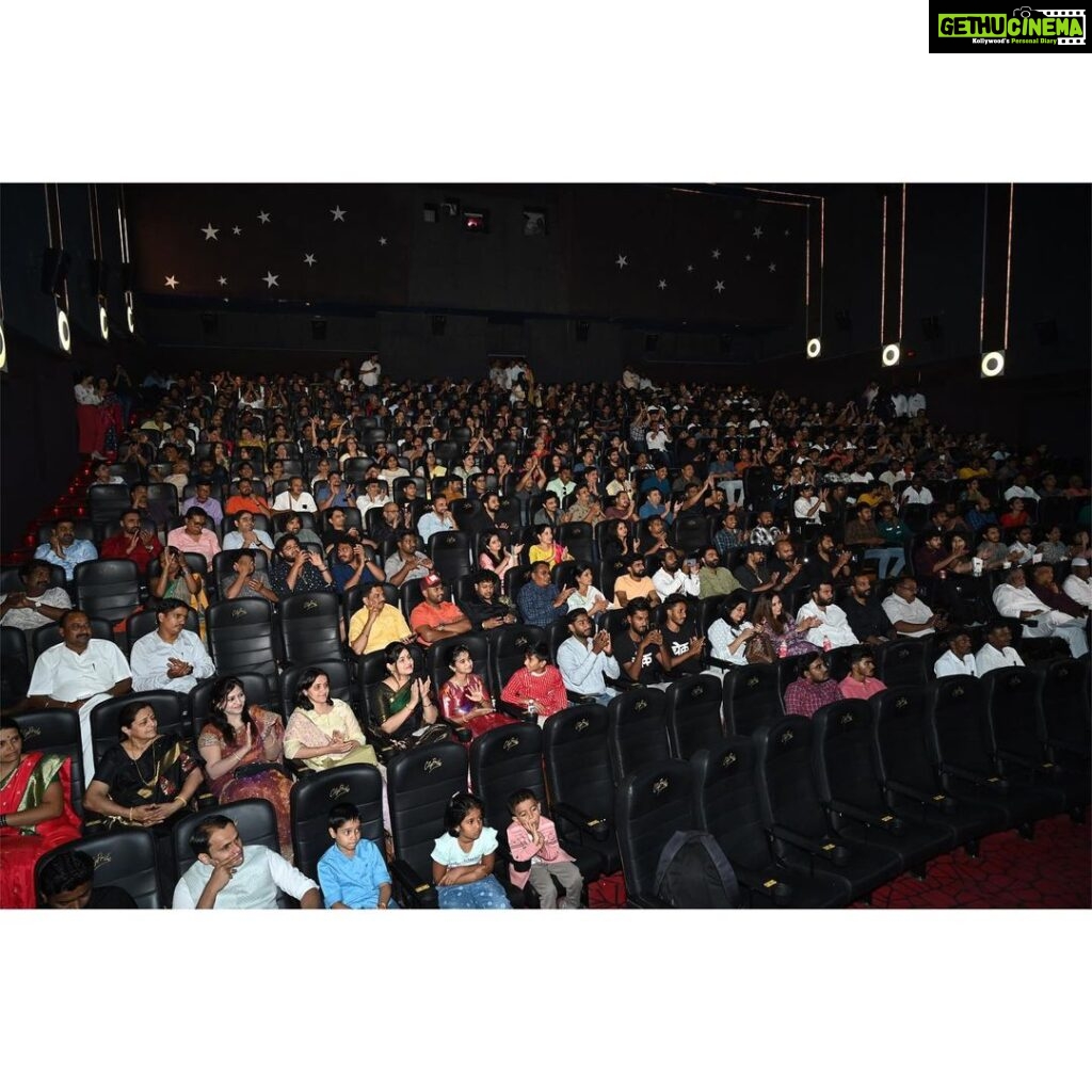 Sanskruti Balgude Instagram - #ChowkPremiereNight 🔥😎 . . . #chowk #2june #housefull #marathimovie #dayagaikwad #devendragaikwad #pravintarde #kirangaikwad #SnehalTarde #sanskrutibalgude #shubhankarekbote #upendralimaye #rameshpardeshi #akshaytanksale #rayaabhyankar #marathifilm #marathimovie #maharashtra #release #pityabhai #director #anuradhaproduction #daterelease #marathi City Pride Kothrud