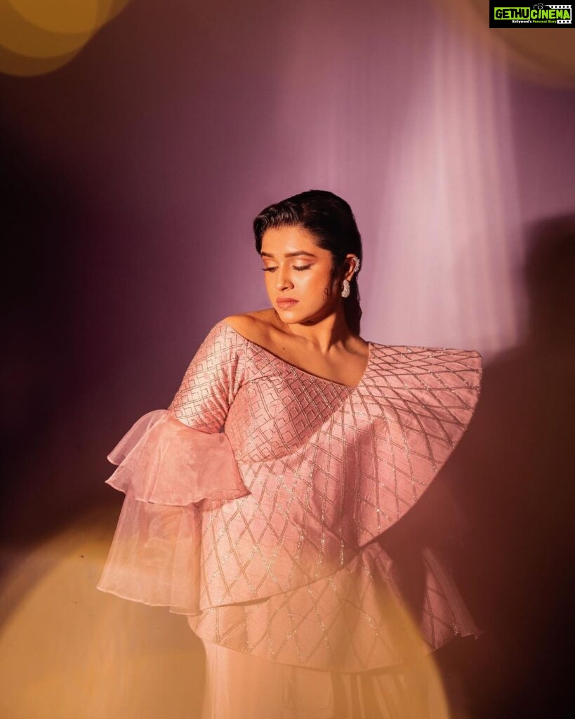 Sanskruti Balgude Instagram - … make it look easy…😏 #ChowkPremiereNight @kalyaam_2.0 @aakriti_by_nandita @stylist.chaitalikulkarni @sheetalhairartis @pictorial_studios_ @vishal.patil36 #sanskrutibalgude #lilac