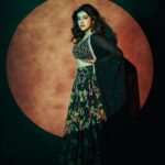 Sanskruti Balgude Instagram - “….little black लेहेंगा..! ♠️ “ @asopalav @nehachaudhary_ @nikhilmore77 @truptihairstylist @santushtimahadeo @sumit_bodhare @ishreyaskeskar #sanskrutibalgude #lehenga #blackaesthetic #maharashtrachihasyajatra
