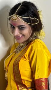 Sara Gurpal Instagram - Send it your #Maunjulika

This is from the #bachloretteparty of my sister my manager my Friend @komzae #bollywoodtheme party