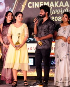 Saravana Vickram Instagram - Together we received our first award 🥹☺️
We are delighted to receive the "Cinemakaaran Award"

Finally we got recognised for our recreation reels 🤩🥰🥰🥰
This is more special to us because we feel it is the result of our Hardwork and love for our work...😌😌🤍

Many thanks to those who support and encourage us to do this kind of recreation videos😍😊💕

Thank you my dear nanba @vj_deepika_  for supporting me to do recreation videos and getting these awards as a talented fellow artist. It would not have been possible without you..👫🏻

Pc 👉 @gokul_krishnan_1010
Thank you @cinemakaaran24 for presenting this Award to us.
...

#awards