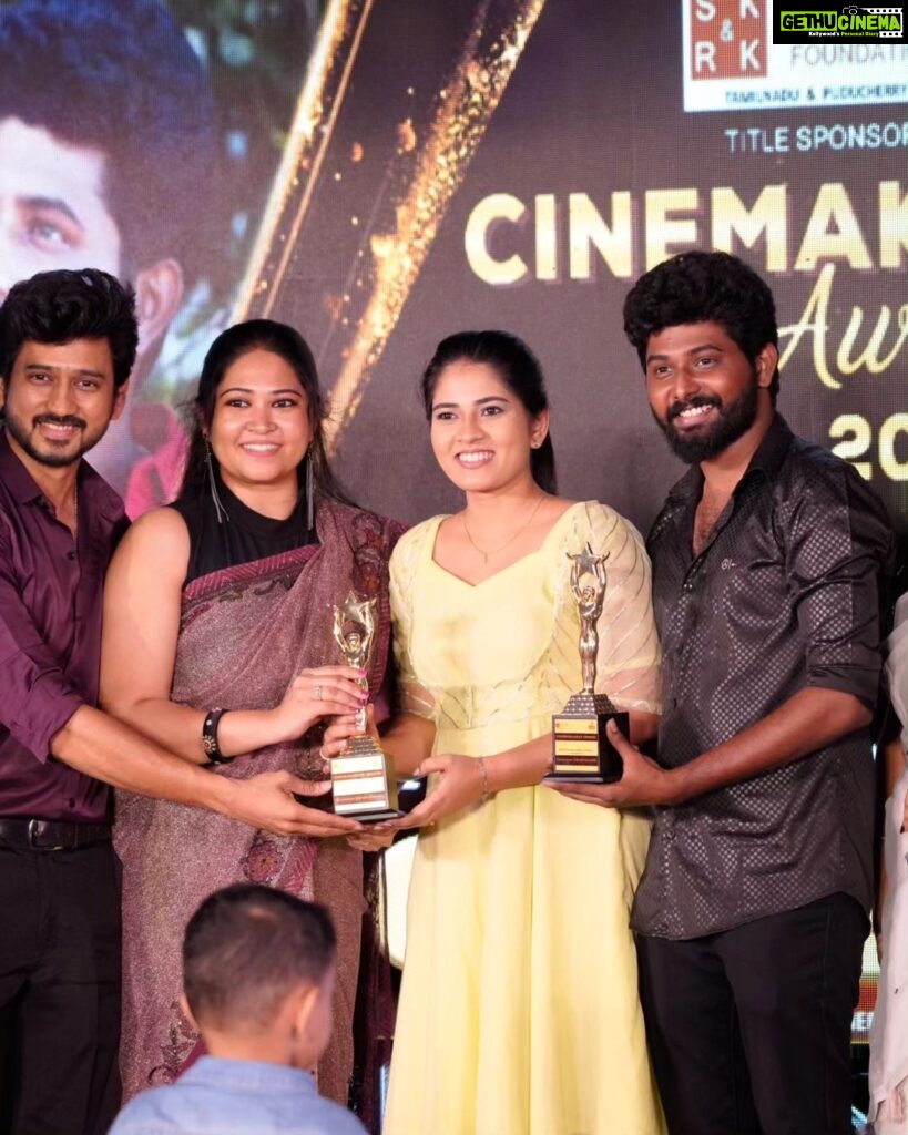 Saravana Vickram Instagram - Together we received our first award 🥹☺ We are delighted to receive the "Cinemakaaran Award" Finally we got recognised for our recreation reels 🤩🥰🥰🥰 This is more special to us because we feel it is the result of our Hardwork and love for our work...😌😌🤍 Many thanks to those who support and encourage us to do this kind of recreation videos😍😊💕 Thank you my dear nanba @vj_deepika_ for supporting me to do recreation videos and getting these awards as a talented fellow artist. It would not have been possible without you..👫🏻 Pc 👉 @gokul_krishnan_1010 Thank you @cinemakaaran24 for presenting this Award to us. ... #awards