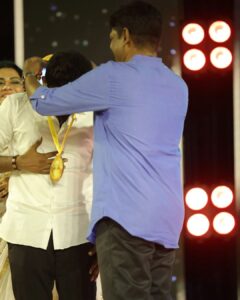 Saravana Vickram Instagram - 'RISING STAR' 💫of the year Award.
Thank you for this Recognition ✨🙏🏼
@the_event_company_team 

Ivlo naal kasta pattu pannuna visyathuku oru sirandha angikaaram... 
Thank you all... ❤️🙏🏼 
Keep supporting ☺️

Pc 👉 @gokul_krishnan_1010 

#saravanavickram 
#award #sita #talent #passion #acting