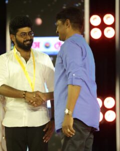 Saravana Vickram Instagram - 'RISING STAR' 💫of the year Award.
Thank you for this Recognition ✨🙏🏼
@the_event_company_team 

Ivlo naal kasta pattu pannuna visyathuku oru sirandha angikaaram... 
Thank you all... ❤️🙏🏼 
Keep supporting ☺️

Pc 👉 @gokul_krishnan_1010 

#saravanavickram 
#award #sita #talent #passion #acting
