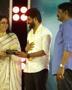 Saravana Vickram Instagram - 'RISING STAR' 💫of the year Award.
Thank you for this Recognition ✨🙏🏼
@the_event_company_team 

Ivlo naal kasta pattu pannuna visyathuku oru sirandha angikaaram... 
Thank you all... ❤️🙏🏼 
Keep supporting ☺️

Pc 👉 @gokul_krishnan_1010 

#saravanavickram 
#award #sita #talent #passion #acting