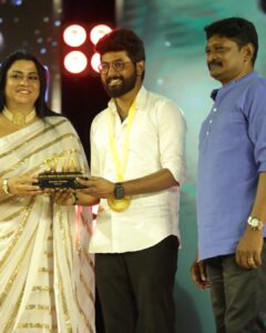 Saravana Vickram Instagram - 'RISING STAR' 💫of the year Award.
Thank you for this Recognition ✨🙏🏼
@the_event_company_team 

Ivlo naal kasta pattu pannuna visyathuku oru sirandha angikaaram... 
Thank you all... ❤️🙏🏼 
Keep supporting ☺️

Pc 👉 @gokul_krishnan_1010 

#saravanavickram 
#award #sita #talent #passion #acting