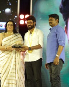 Saravana Vickram Instagram - 'RISING STAR' 💫of the year Award.
Thank you for this Recognition ✨🙏🏼
@the_event_company_team 

Ivlo naal kasta pattu pannuna visyathuku oru sirandha angikaaram... 
Thank you all... ❤️🙏🏼 
Keep supporting ☺️

Pc 👉 @gokul_krishnan_1010 

#saravanavickram 
#award #sita #talent #passion #acting