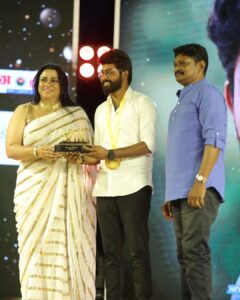 Saravana Vickram Instagram - 'RISING STAR' 💫of the year Award.
Thank you for this Recognition ✨🙏🏼
@the_event_company_team 

Ivlo naal kasta pattu pannuna visyathuku oru sirandha angikaaram... 
Thank you all... ❤️🙏🏼 
Keep supporting ☺️

Pc 👉 @gokul_krishnan_1010 

#saravanavickram 
#award #sita #talent #passion #acting