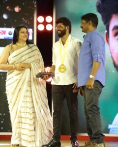 Saravana Vickram Instagram - 'RISING STAR' 💫of the year Award.
Thank you for this Recognition ✨🙏🏼
@the_event_company_team 

Ivlo naal kasta pattu pannuna visyathuku oru sirandha angikaaram... 
Thank you all... ❤️🙏🏼 
Keep supporting ☺️

Pc 👉 @gokul_krishnan_1010 

#saravanavickram 
#award #sita #talent #passion #acting