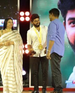 Saravana Vickram Instagram - 'RISING STAR' 💫of the year Award.
Thank you for this Recognition ✨🙏🏼
@the_event_company_team 

Ivlo naal kasta pattu pannuna visyathuku oru sirandha angikaaram... 
Thank you all... ❤️🙏🏼 
Keep supporting ☺️

Pc 👉 @gokul_krishnan_1010 

#saravanavickram 
#award #sita #talent #passion #acting