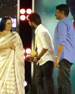 Saravana Vickram Instagram - 'RISING STAR' 💫of the year Award.
Thank you for this Recognition ✨🙏🏼
@the_event_company_team 

Ivlo naal kasta pattu pannuna visyathuku oru sirandha angikaaram... 
Thank you all... ❤️🙏🏼 
Keep supporting ☺️

Pc 👉 @gokul_krishnan_1010 

#saravanavickram 
#award #sita #talent #passion #acting