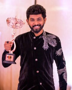 Saravana Vickram Instagram - A LITTLE PROGRESS EACH DAY ADDS UP TO BIG RESULTS... 🏆

Makeup 👉 @_chitras_makeup_artist_28
Costume by 👉 @chitras_fashion_studio
Pc 👉 @rs_creation_official__

#vijayteleawards