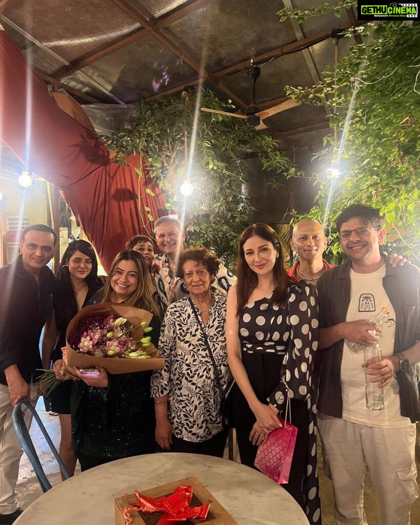 Saumya Tandon Instagram - Happy Memories! Photo and video dump. November the month of togetherness and making memories. #saumyatandon #food #fun #friends #memories Mumbai, Maharashtra