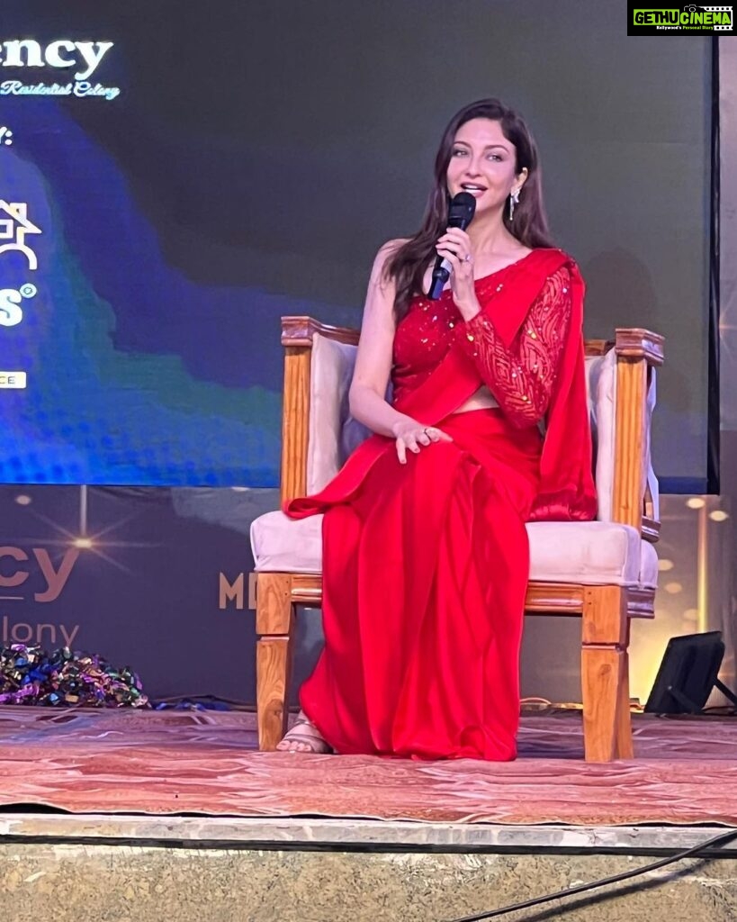 Saumya Tandon Instagram - About last night. On stage ! Thanks Meerut, for all the love and encouragement.