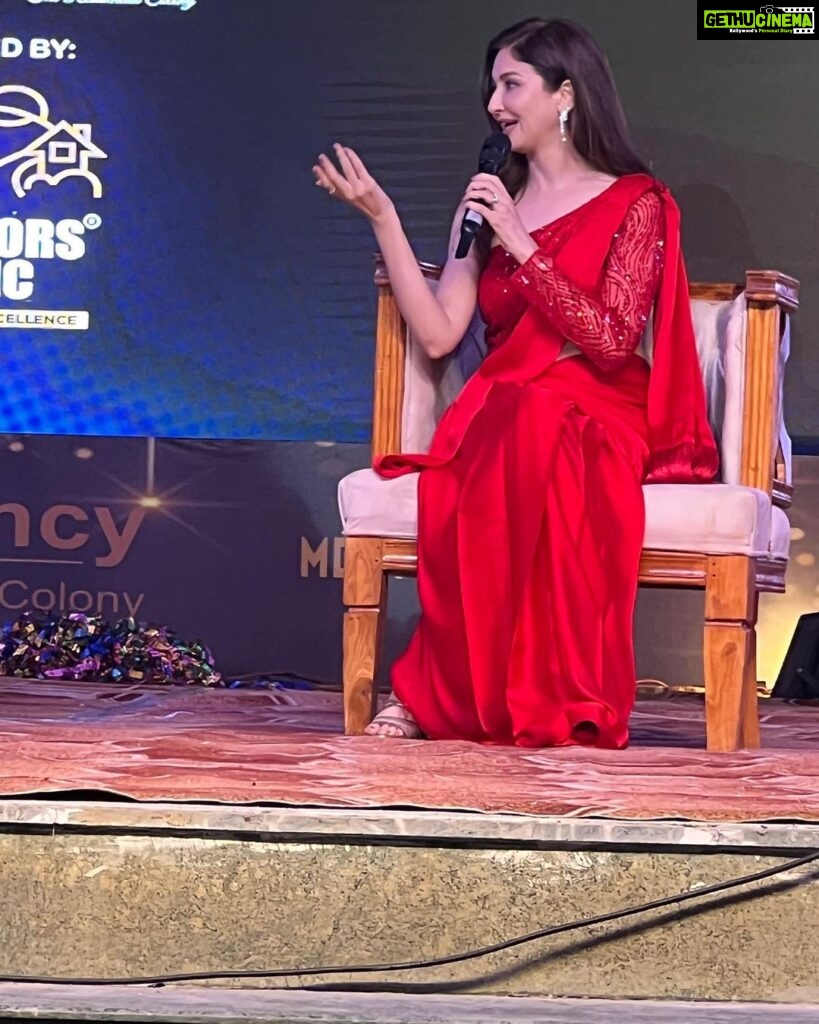 Saumya Tandon Instagram - About last night. On stage ! Thanks Meerut, for all the love and encouragement.