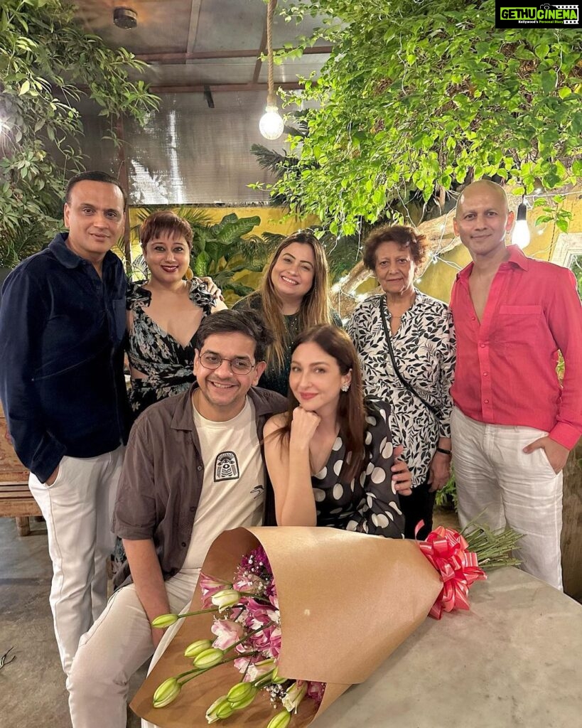 Saumya Tandon Instagram - Happy Memories! Photo and video dump. November the month of togetherness and making memories. #saumyatandon #food #fun #friends #memories Mumbai, Maharashtra