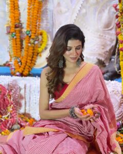Sauraseni Maitra Instagram - Bochhor bochhor ghore esho Maa 🙏🏽 
Shobaike janai bijoya’r onek onek shubhechha 🥰🌸

#shubhobijoya #bijoya #duggadugga