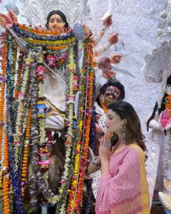 Sauraseni Maitra Instagram - Bochhor bochhor ghore esho Maa 🙏🏽 
Shobaike janai bijoya’r onek onek shubhechha 🥰🌸

#shubhobijoya #bijoya #duggadugga