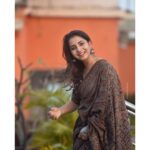 Sayali Sanjeev Instagram - Pune promotions • 📸 @saneshashank Styled by @trushala_nayak Earrings by @candies_collection Saree & blouse by @eternitybysakshi • • #goshtaekapaithanichi #intheatresnow महाराष्ट्र