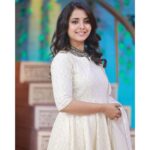 Sayali Sanjeev Instagram - 🤍 • Styled by my love @trushala_nayak Outfit by @aachho • • #chalahawayeudya #🤍 महाराष्ट्र