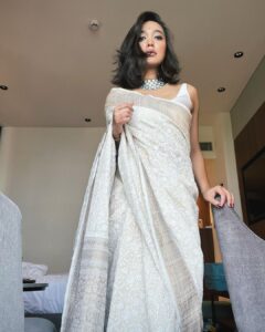 Sayani Gupta Instagram - Shubho Shaptami 🪷

In this resplendent @shantibanaras saree & @curiocottagejewelry necklace 
@elevate_promotions 🌸