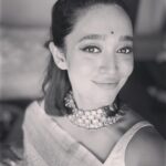 Sayani Gupta Instagram – Shubho Shaptami 🪷

In this resplendent @shantibanaras saree & @curiocottagejewelry necklace 
@elevate_promotions 🌸