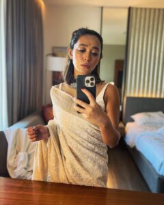 Sayani Gupta Instagram - Shubho Shaptami 🪷

In this resplendent @shantibanaras saree & @curiocottagejewelry necklace 
@elevate_promotions 🌸