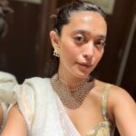Sayani Gupta Instagram - Classic-Cal My new @fabindiaofficial find 🤍 With @amrapalijewels #nobase #clearskin