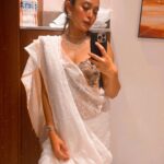 Sayani Gupta Instagram - Classic-Cal My new @fabindiaofficial find 🤍 With @amrapalijewels #nobase #clearskin