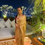 Sayani Gupta Instagram – The night that started well.. 
well, well!

Wanted to wear gold. Kanu sent me this beautiful @raw_mango tissue. Styled myself with the gorgeous @curiocottagejewelry & did my hair make up. 
Gajra for the win always! #nofilter 

At @minimathur ‘s beautiful terrace clicked by @sairahkabir 🌟

PS: please don’t ask lipstick shades. There are 5 in there. Thank you! 

Have the best Diwali! 🪔💫✨