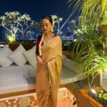 Sayani Gupta Instagram - The night that started well.. well, well! Wanted to wear gold. Kanu sent me this beautiful @raw_mango tissue. Styled myself with the gorgeous @curiocottagejewelry & did my hair make up. Gajra for the win always! #nofilter At @minimathur ‘s beautiful terrace clicked by @sairahkabir 🌟 PS: please don’t ask lipstick shades. There are 5 in there. Thank you! Have the best Diwali! 🪔💫✨