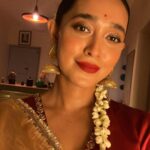 Sayani Gupta Instagram - The night that started well.. well, well! Wanted to wear gold. Kanu sent me this beautiful @raw_mango tissue. Styled myself with the gorgeous @curiocottagejewelry & did my hair make up. Gajra for the win always! #nofilter At @minimathur ‘s beautiful terrace clicked by @sairahkabir 🌟 PS: please don’t ask lipstick shades. There are 5 in there. Thank you! Have the best Diwali! 🪔💫✨