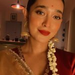 Sayani Gupta Instagram - The night that started well.. well, well! Wanted to wear gold. Kanu sent me this beautiful @raw_mango tissue. Styled myself with the gorgeous @curiocottagejewelry & did my hair make up. Gajra for the win always! #nofilter At @minimathur ‘s beautiful terrace clicked by @sairahkabir 🌟 PS: please don’t ask lipstick shades. There are 5 in there. Thank you! Have the best Diwali! 🪔💫✨